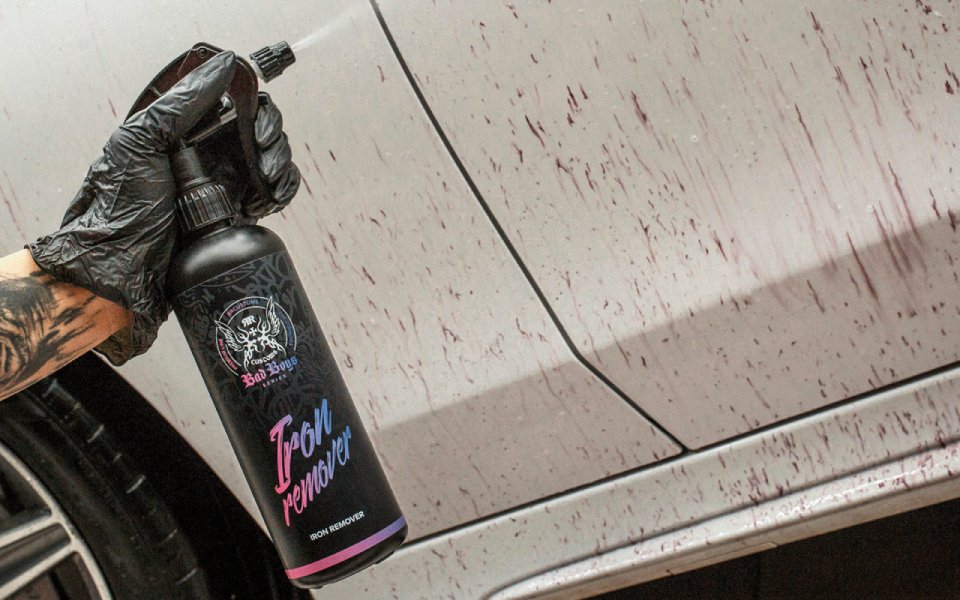 El iron remover (Descontaminante férrico) de Bad Boys, es diseñado para eliminar de forma segura y eficaz las partículas de hierro incrustadas en la pintura, cristales y otras superficies del vehículo.