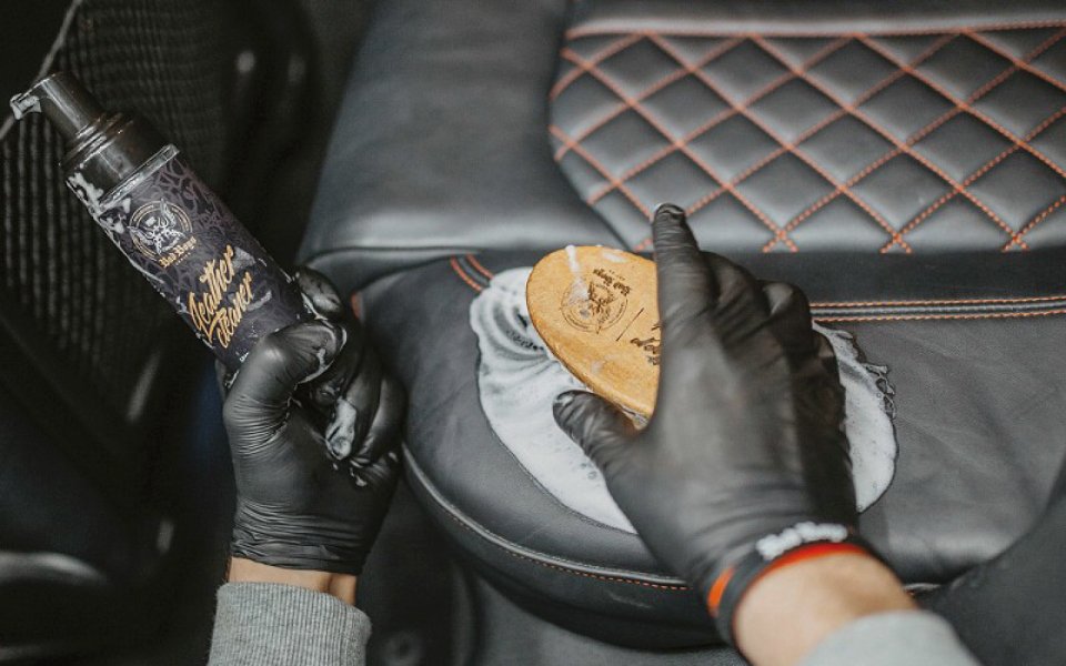 El Leather cleaner de Bad Boys, es un limpiador profundo que elimina suciedad, manchas y olores, dejando el cuero limpio, fresco y listo para ser acondicionado, devolviendo así, su aspecto original.
