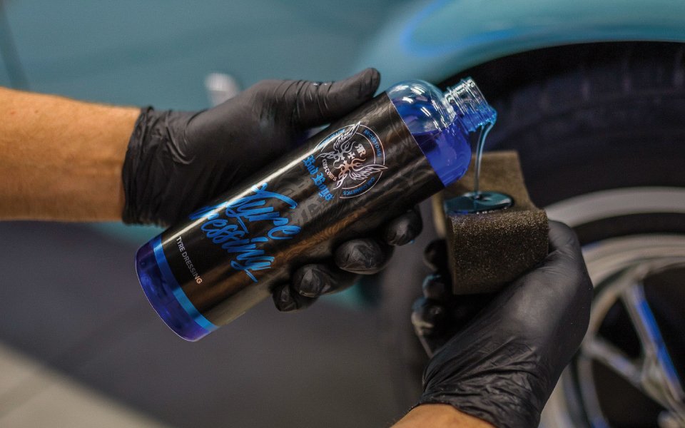 El Tyre dressing de Bad Boys, es un acondicionador de neumáticos que proporciona un brillo intenso y duradero, además de una capa protectora que repele el agua y la suciedad.